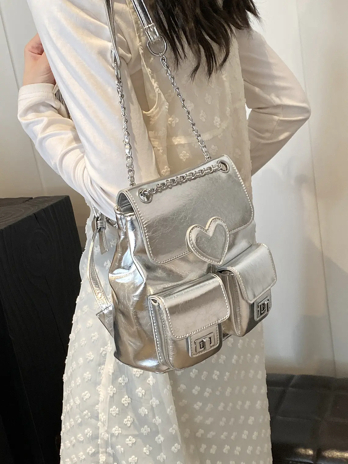 Mochila plateada con cadena, bolsillos frontales y detalle corazón 7