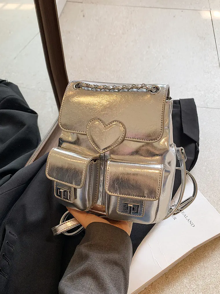 Mochila plateada con cadena, bolsillos frontales y detalle corazón 2