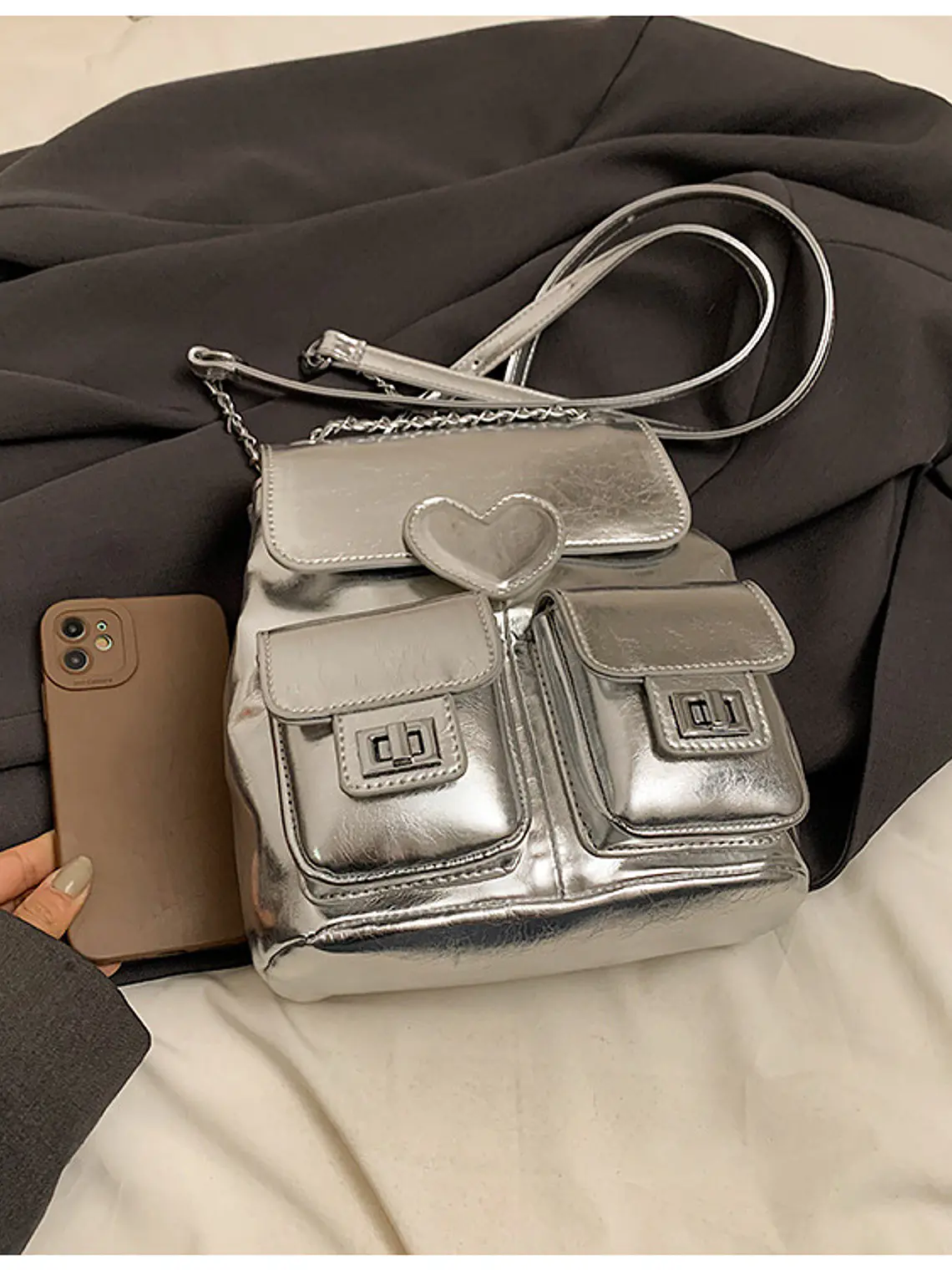 Mochila plateada con cadena, bolsillos frontales y detalle corazón 3