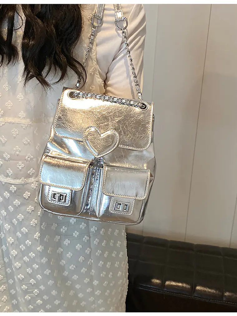 Mochila plateada con cadena, bolsillos frontales y detalle corazón 6