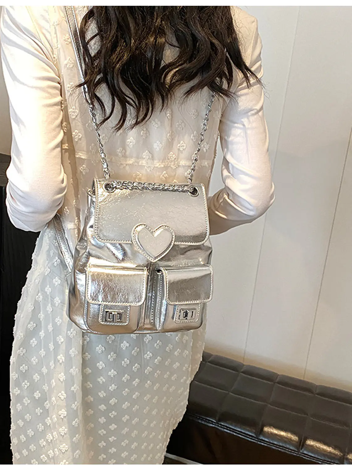 Mochila plateada con cadena, bolsillos frontales y detalle corazón 5