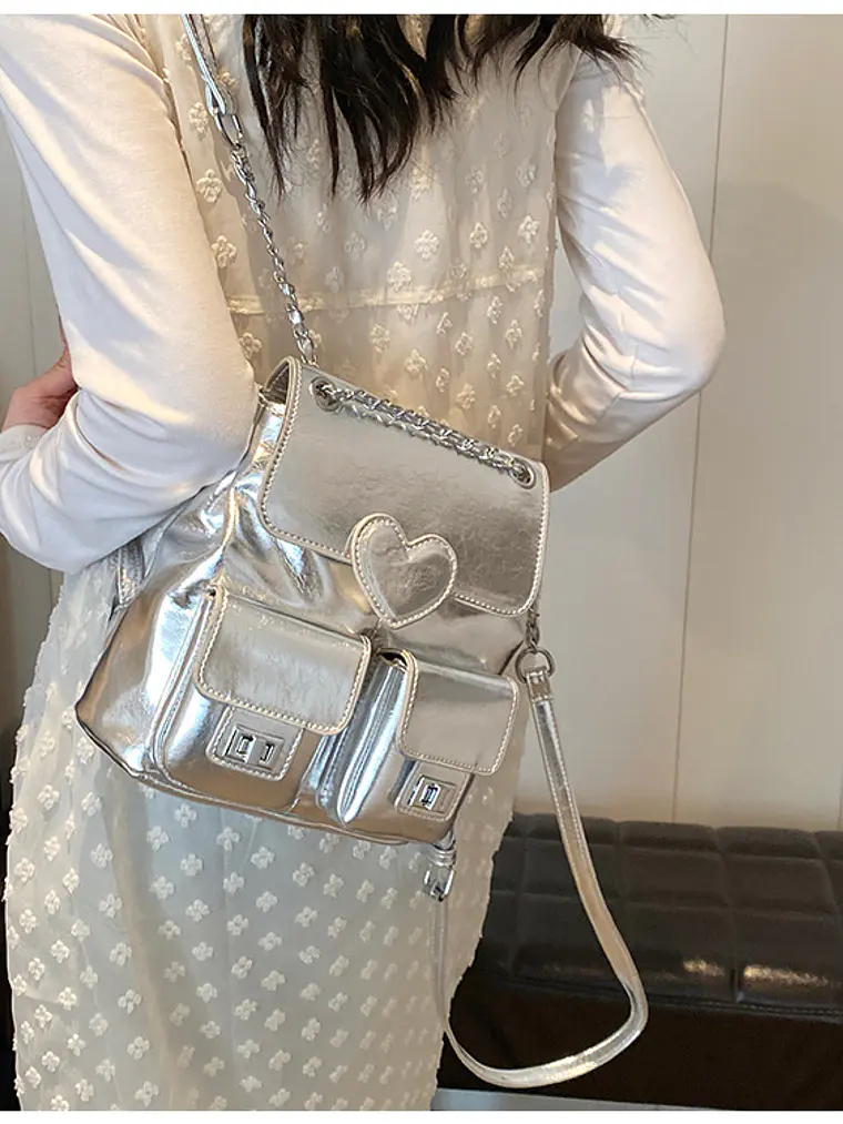 Mochila plateada con cadena, bolsillos frontales y detalle corazón 4