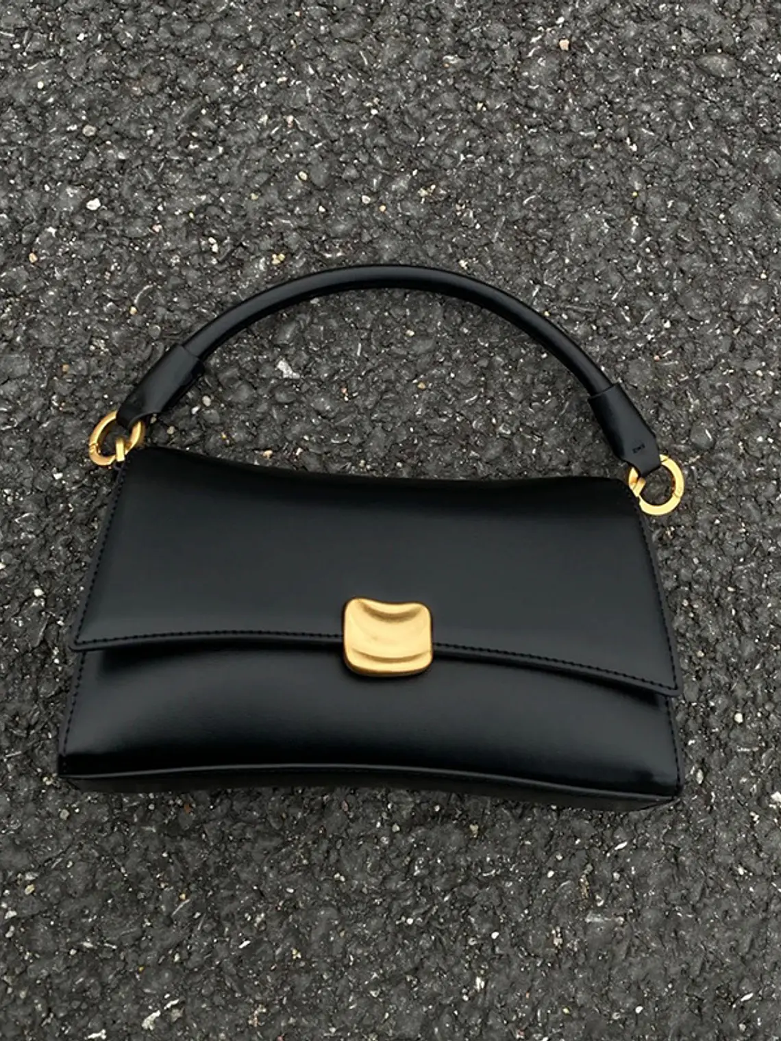 Bolso de hombro negro con cierre dorado y asa rígida — estilo urbano minimalista 2