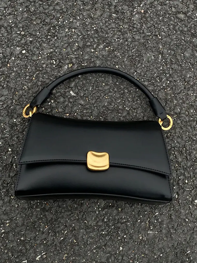 Bolso de hombro negro con cierre dorado y asa rígida — estilo urbano minimalista 2