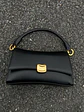 Bolso de hombro negro con cierre dorado y asa rígida — estilo urbano minimalista - Miniatura 2