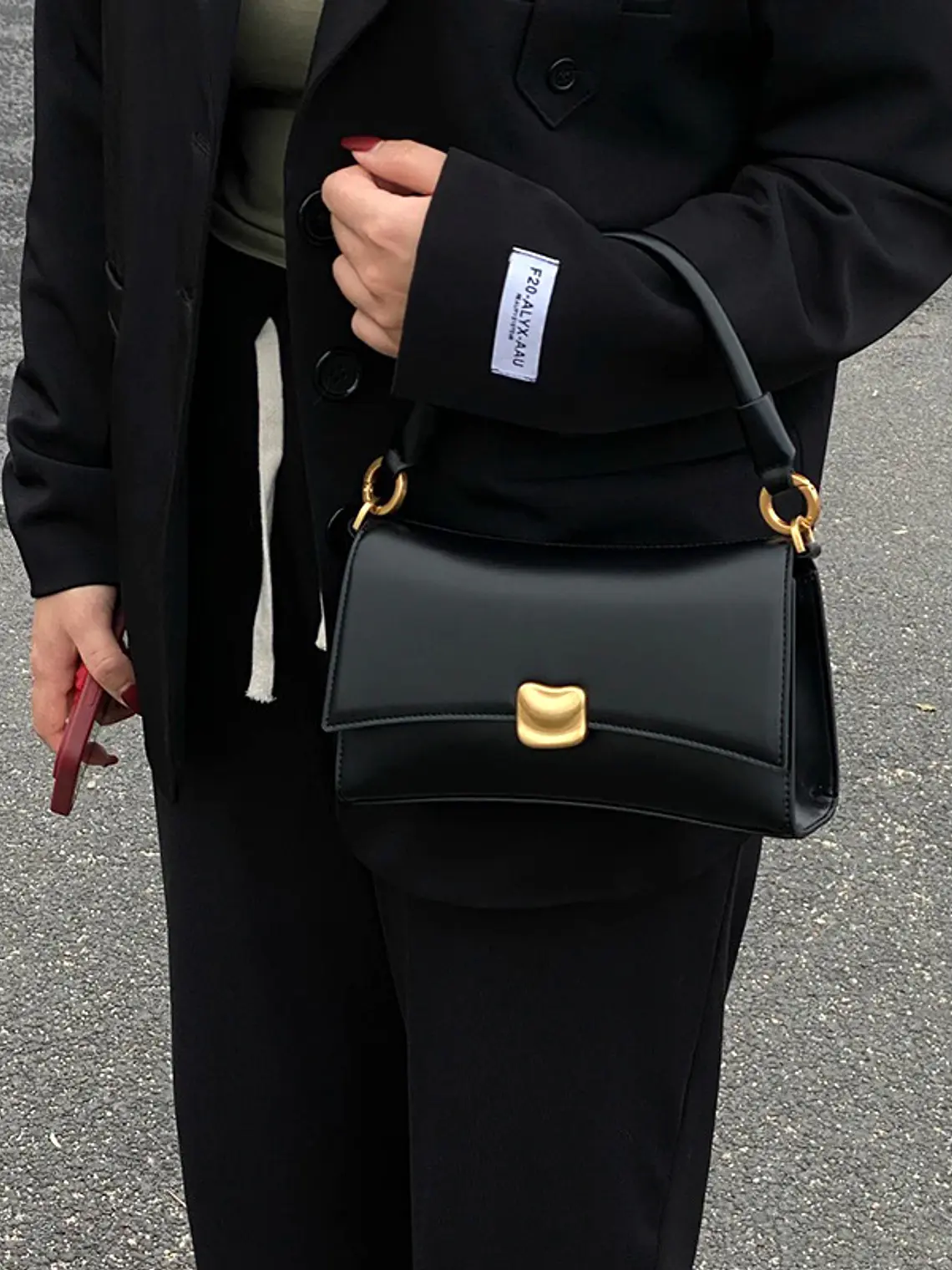 Bolso de hombro negro con cierre dorado y asa rígida — estilo urbano minimalista 4