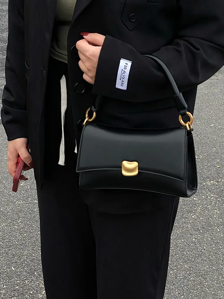 Bolso de hombro negro con cierre dorado y asa rígida — estilo urbano minimalista 4