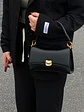 Bolso de hombro negro con cierre dorado y asa rígida — estilo urbano minimalista - Miniatura 4