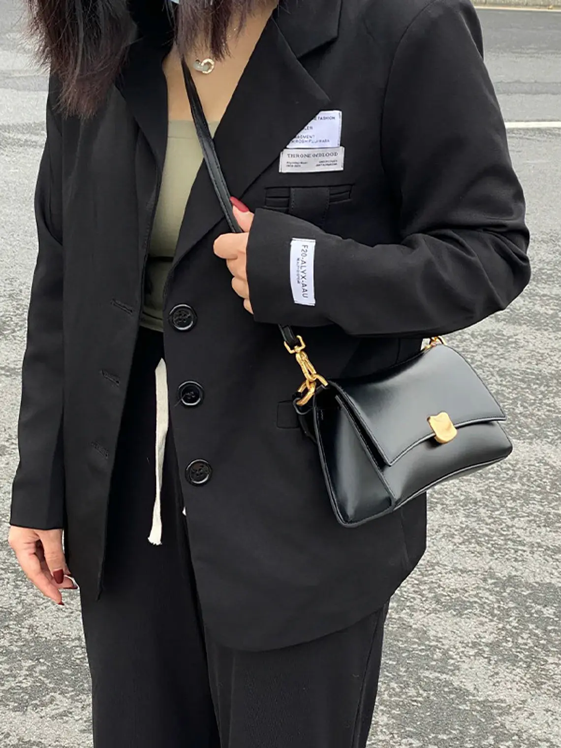 Bolso de hombro negro con cierre dorado y asa rígida — estilo urbano minimalista 5