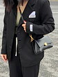 Bolso de hombro negro con cierre dorado y asa rígida — estilo urbano minimalista - Miniatura 5