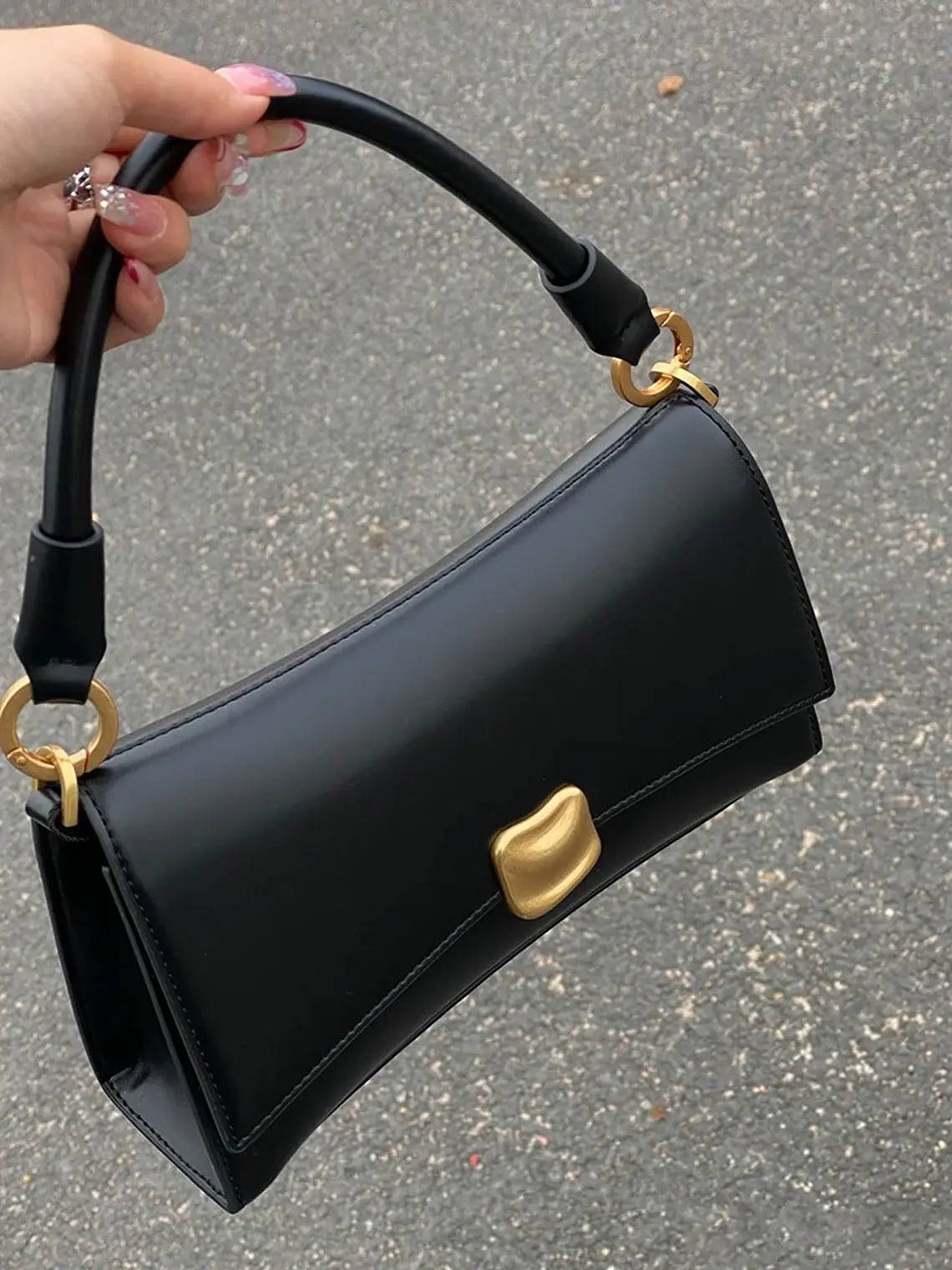 Bolso de hombro negro con cierre dorado y asa rígida — estilo urbano minimalista 3