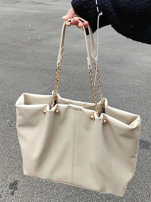 Bolso tote grande de cuero sintético con cadena dorada — estilo urbano amplio
