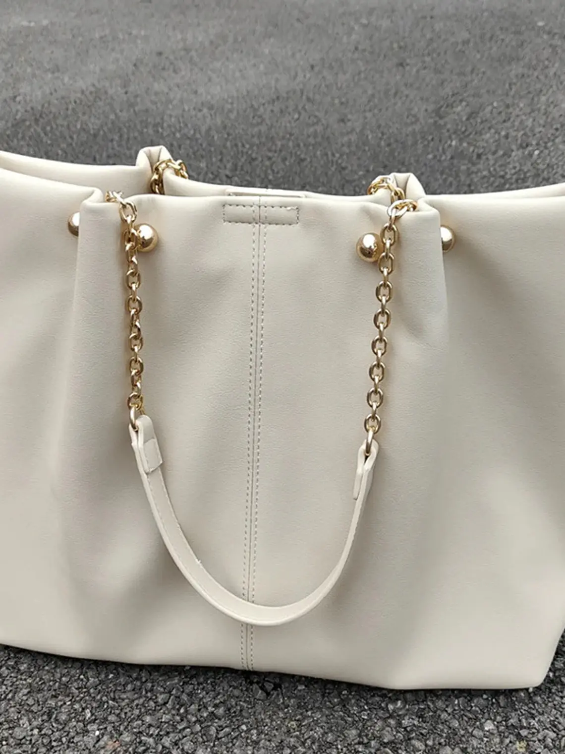 Bolso tote grande de cuero sintético con cadena dorada — estilo urbano amplio 2