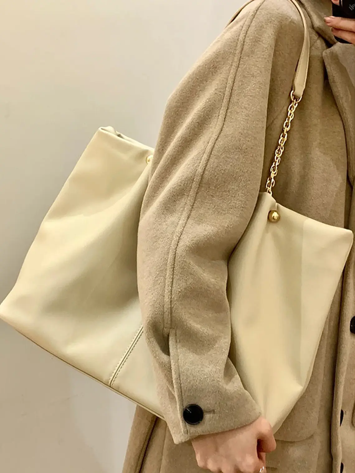 Bolso tote grande de cuero sintético con cadena dorada — estilo urbano amplio 5