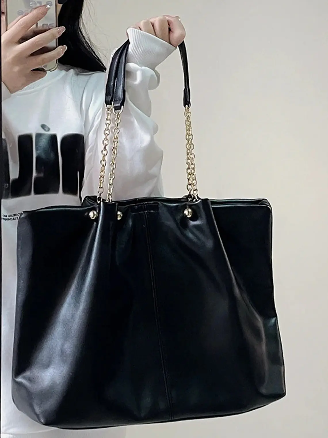 Bolso tote grande de cuero sintético con cadena dorada — estilo urbano amplio 6
