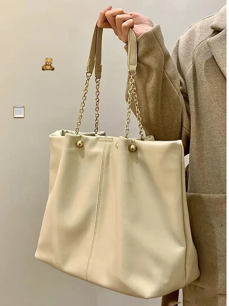 Bolso tote grande de cuero sintético con cadena dorada — estilo urbano amplio 3
