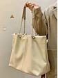 Bolso tote grande de cuero sintético con cadena dorada — estilo urbano amplio - Miniatura 3