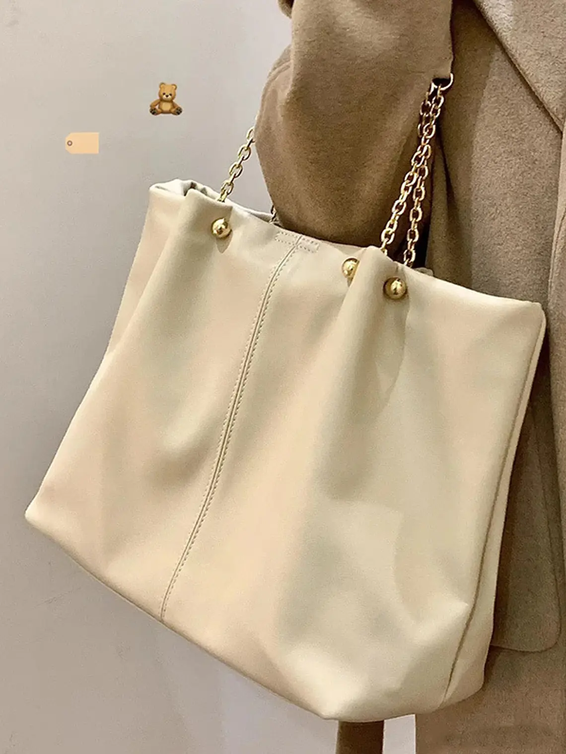 Bolso tote grande de cuero sintético con cadena dorada — estilo urbano amplio 4