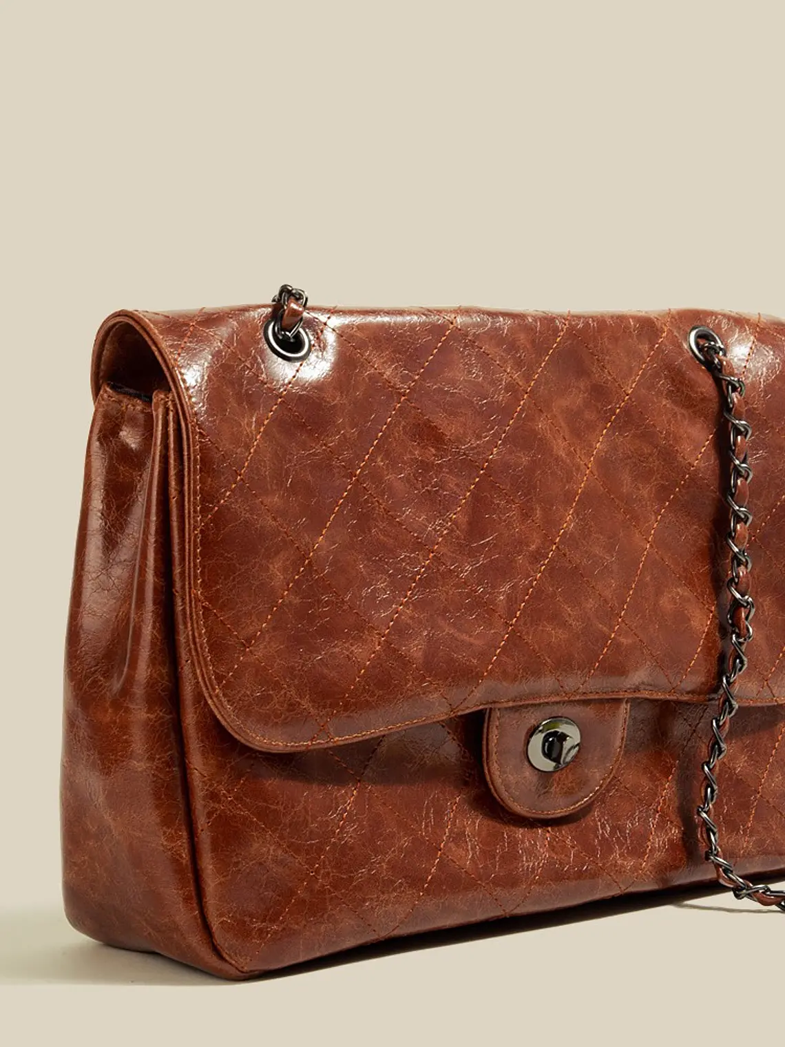 Bolso de cadena acolchado con cuero sintético envejecido y bolsillo trasero 2