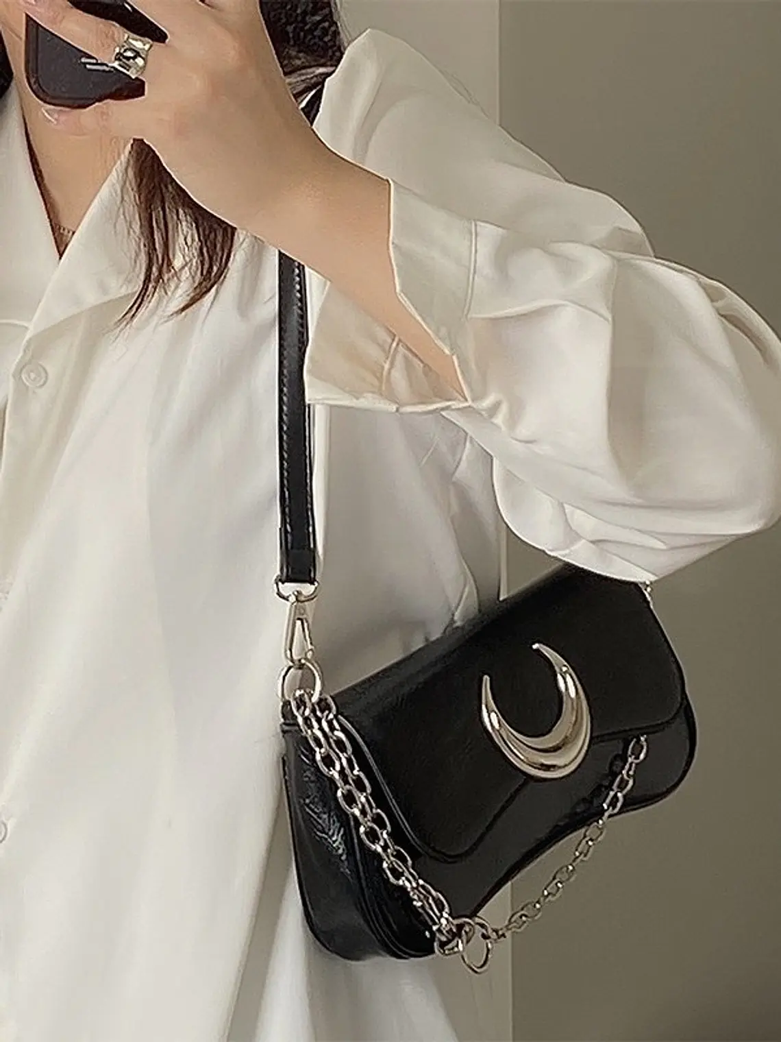 Bolso de hombro negro con luna plateada y cadena intercambiable 2