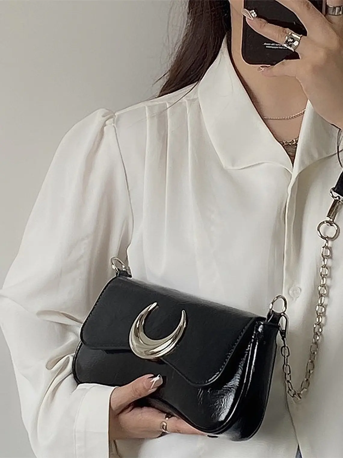 Bolso de hombro negro con luna plateada y cadena intercambiable 3