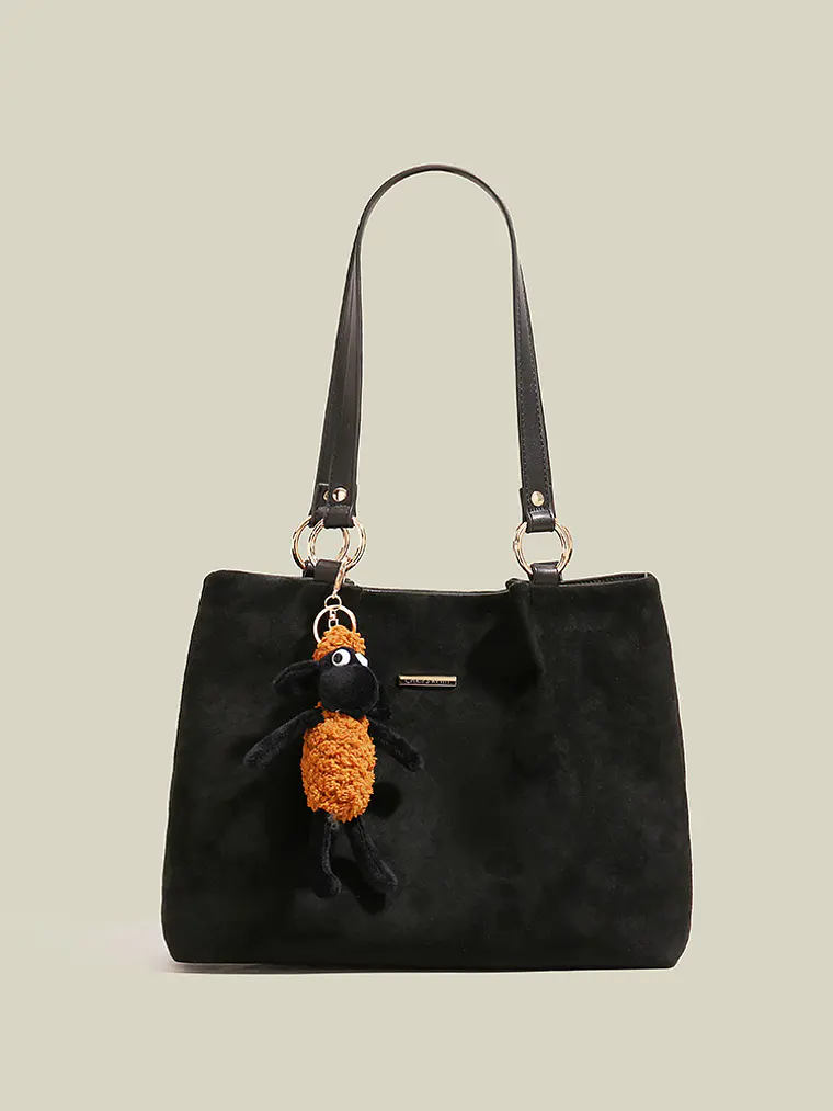 Bolso tote de terciopelo con textura rombo y colgante de ovejita 1