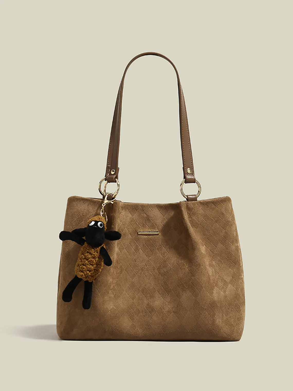 Bolso tote de terciopelo con textura rombo y colgante de ovejita 3