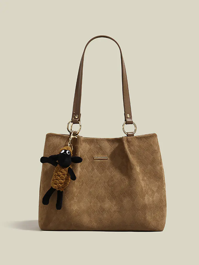 Bolso tote de terciopelo con textura rombo y colgante de ovejita 3
