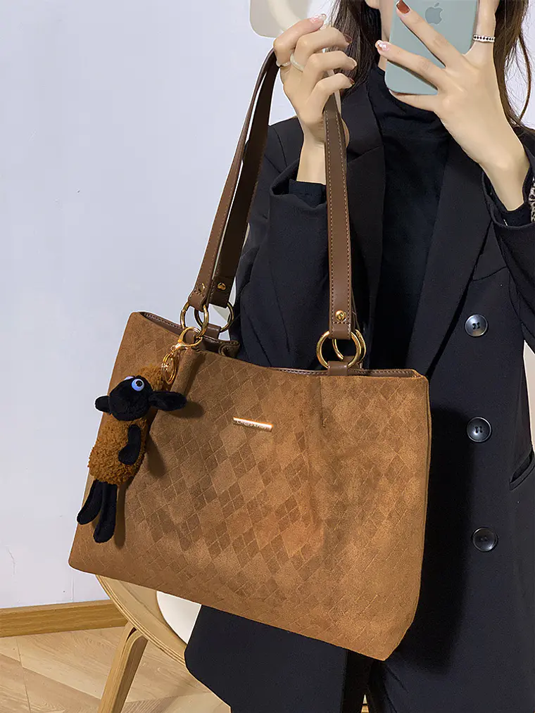 Bolso tote de terciopelo con textura rombo y colgante de ovejita 6