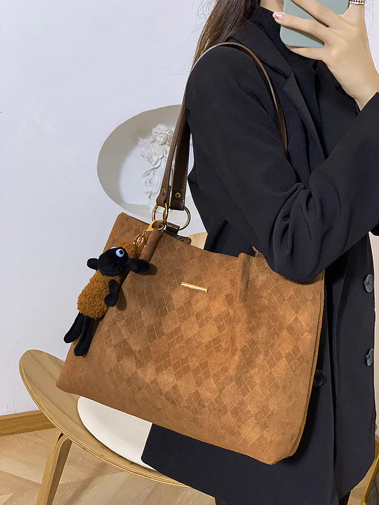 Bolso tote de terciopelo con textura rombo y colgante de ovejita 7