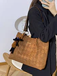 Bolso tote de terciopelo con textura rombo y colgante de ovejita - Miniatura 7