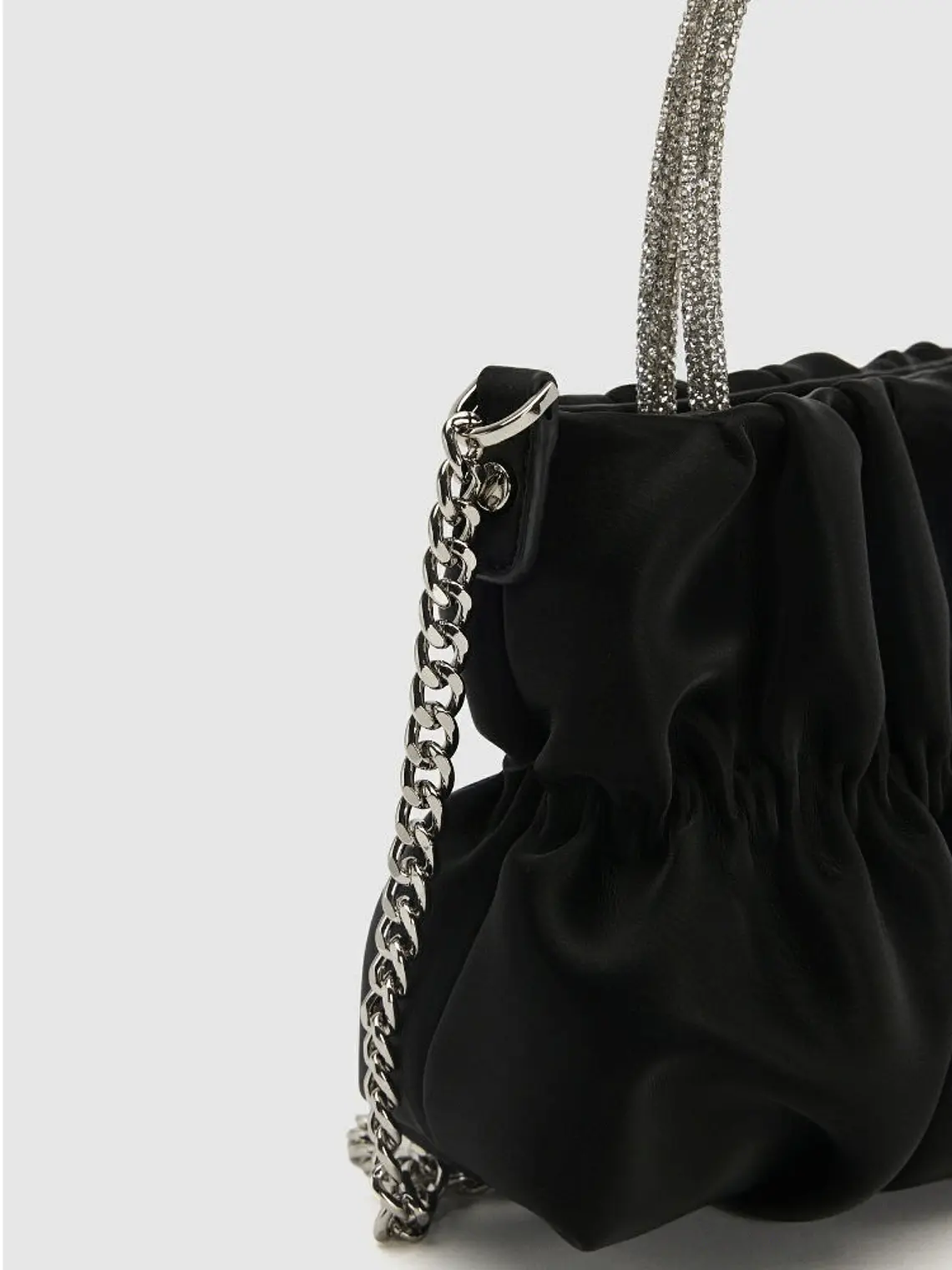 Bolso nube plisado con asa de strass y cadena plateada 12
