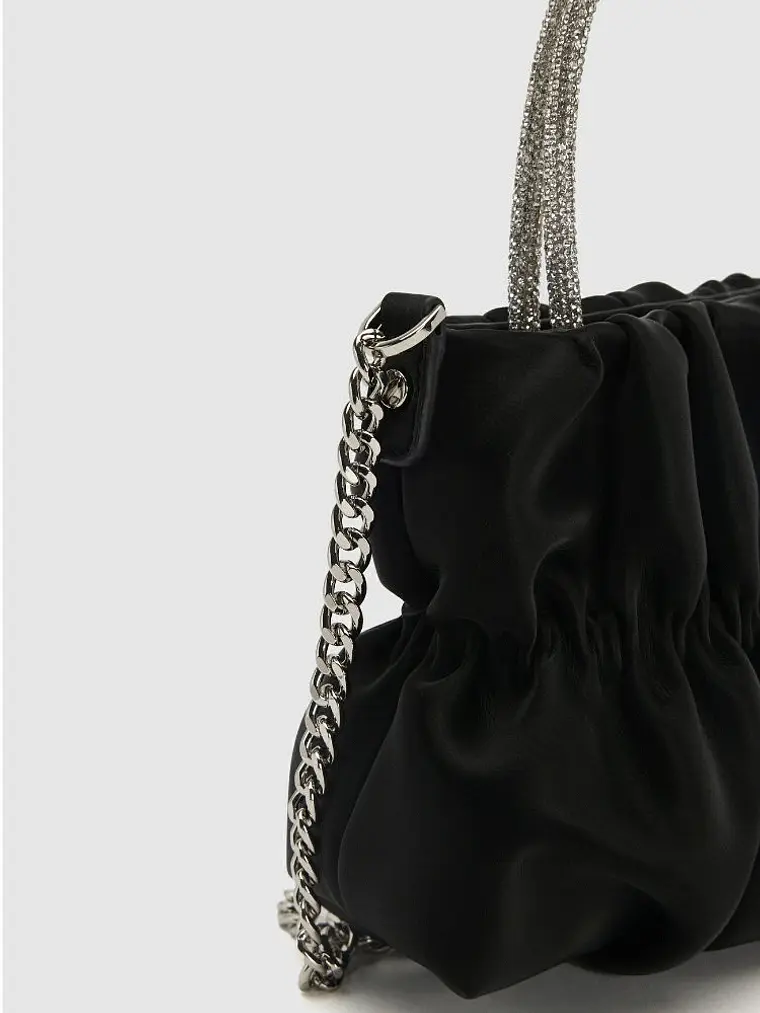 Bolso nube plisado con asa de strass y cadena plateada 12