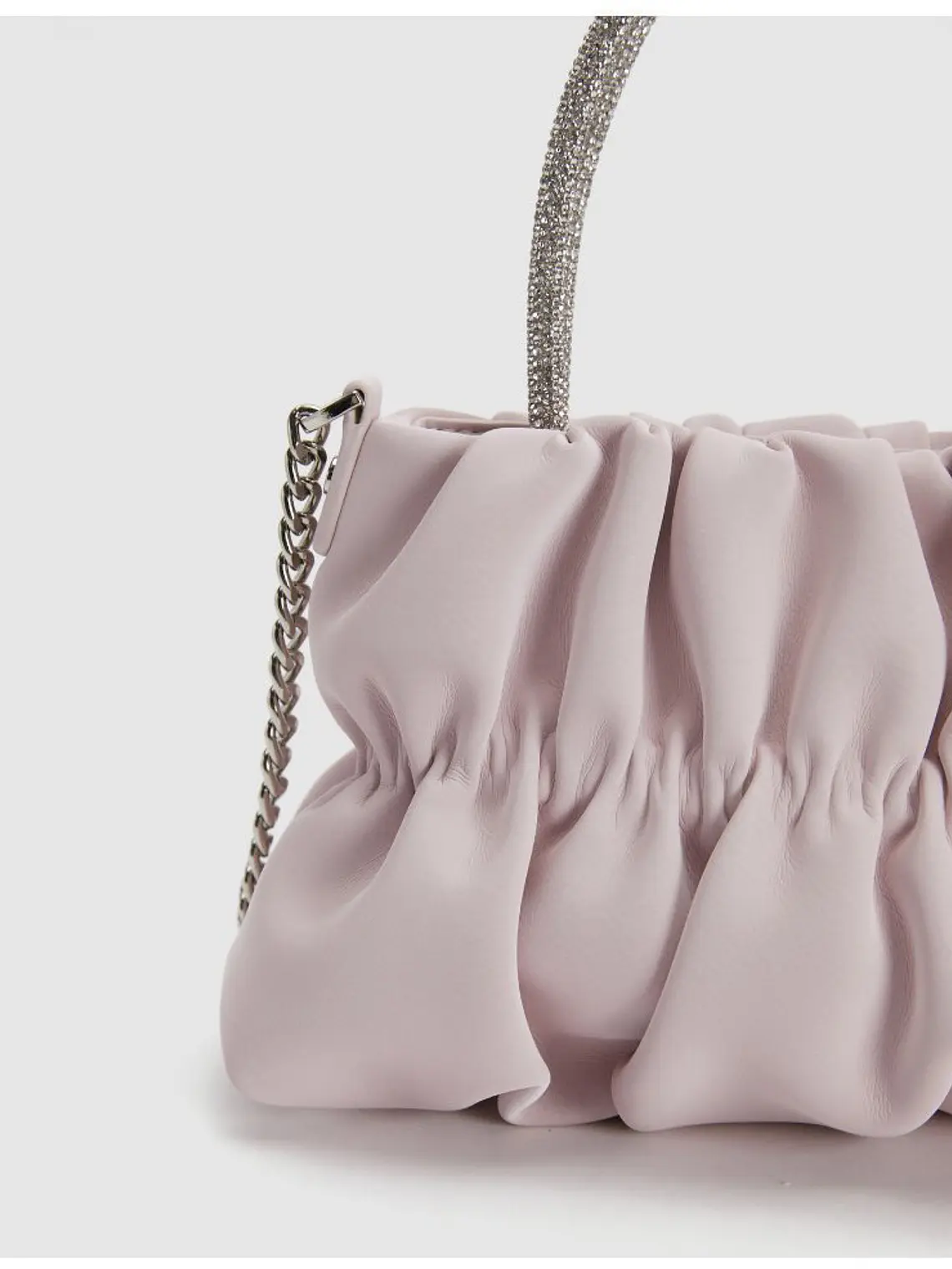 Bolso nube plisado con asa de strass y cadena plateada 7
