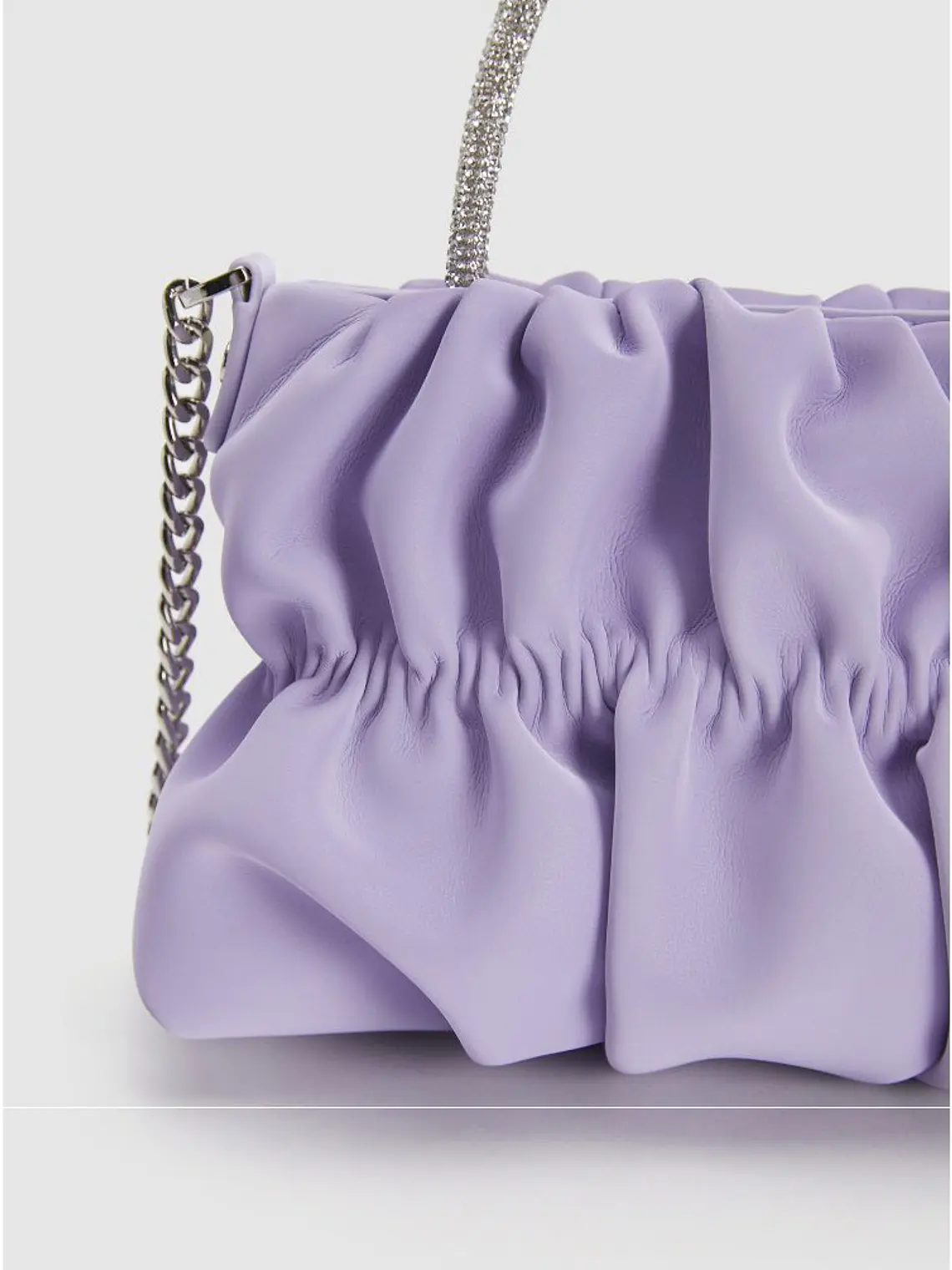 Bolso nube plisado con asa de strass y cadena plateada 10