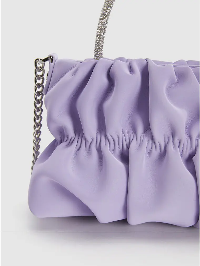 Bolso nube plisado con asa de strass y cadena plateada 10
