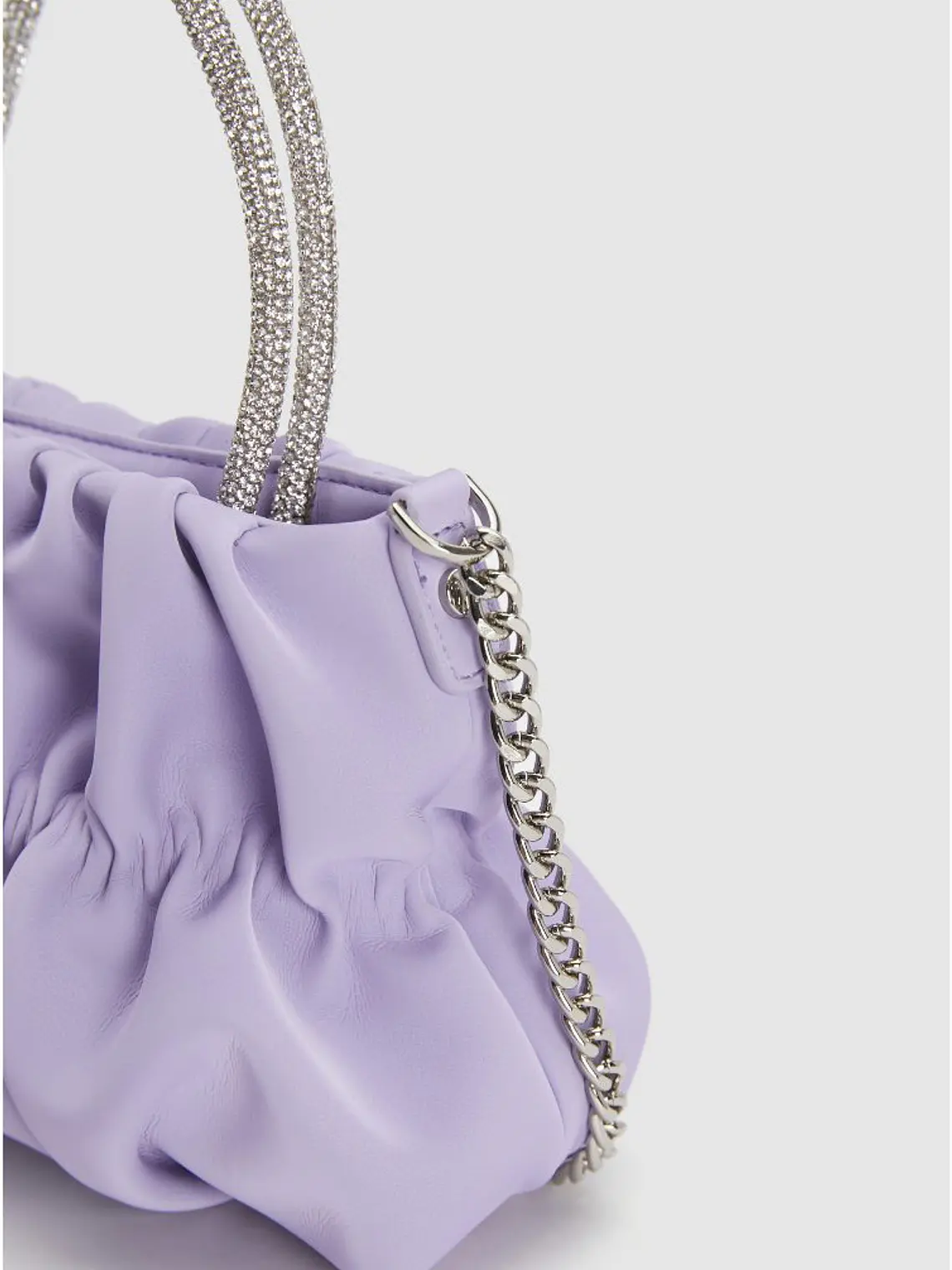 Bolso nube plisado con asa de strass y cadena plateada 9
