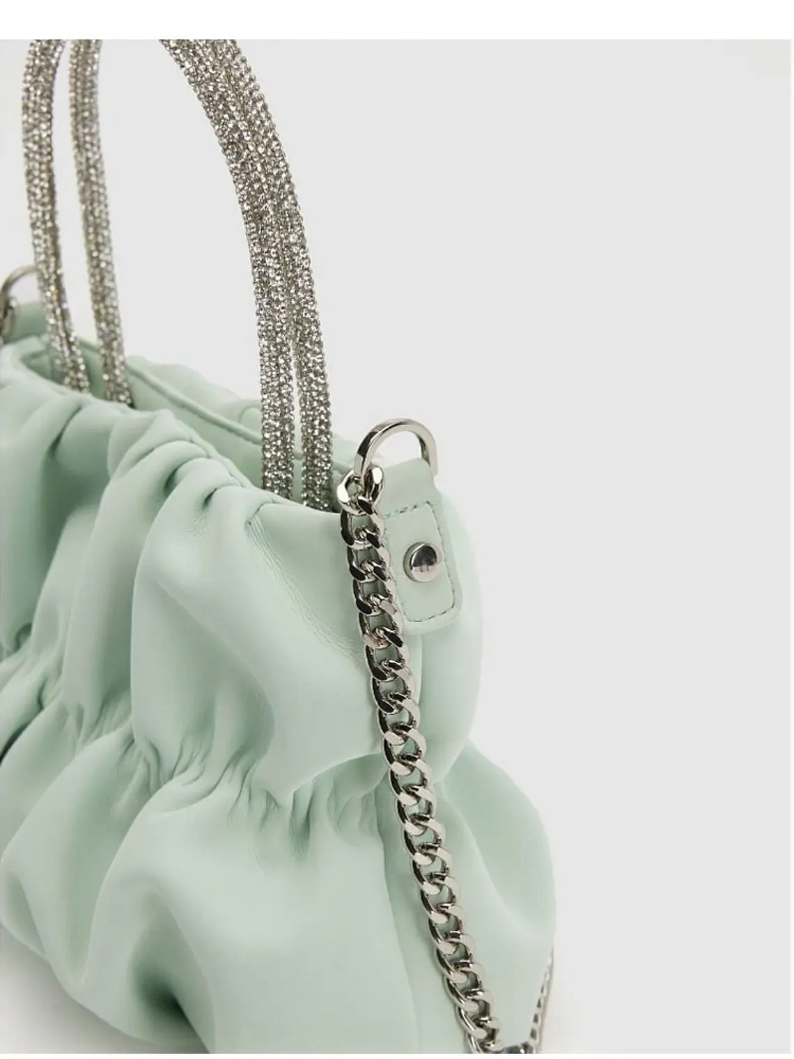 Bolso nube plisado con asa de strass y cadena plateada 2