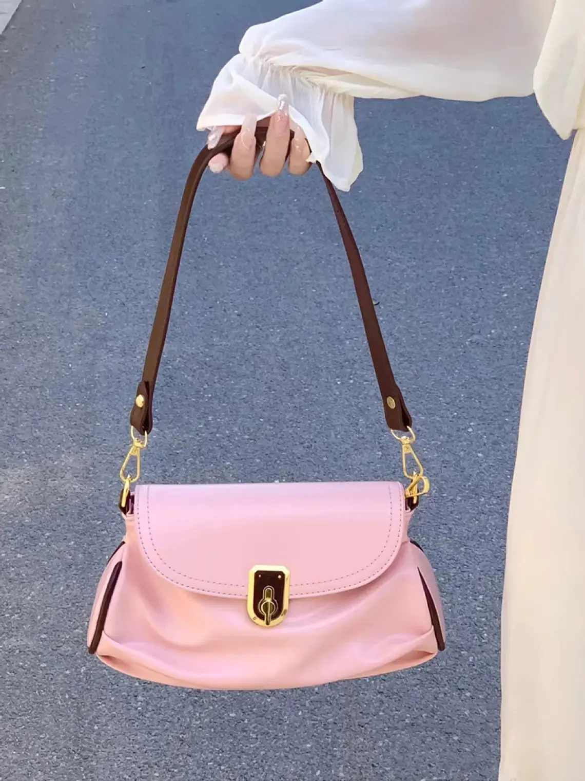 Bolso de hombro con solapa redondeada y cierre dorado 1