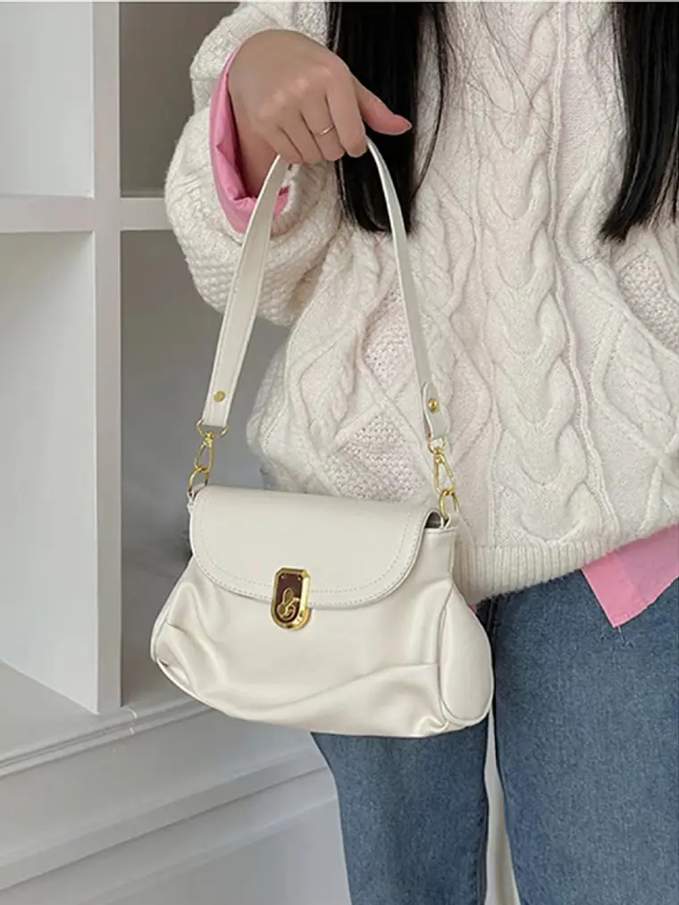 Bolso de hombro con solapa redondeada y cierre dorado 6