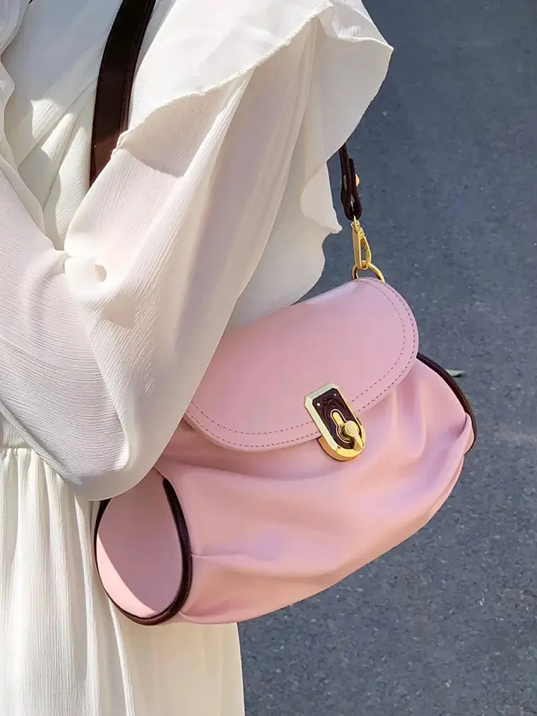 Bolso de hombro con solapa redondeada y cierre dorado 3
