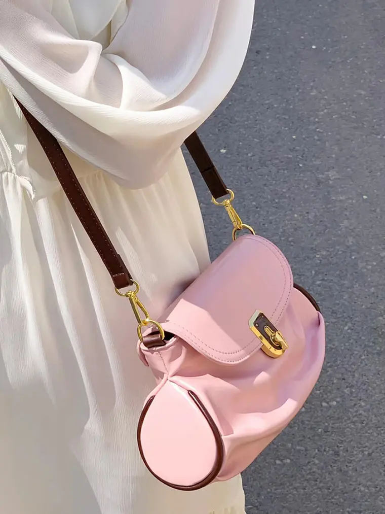 Bolso de hombro con solapa redondeada y cierre dorado 2