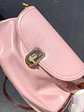 Bolso de hombro con solapa redondeada y cierre dorado - Miniatura 4