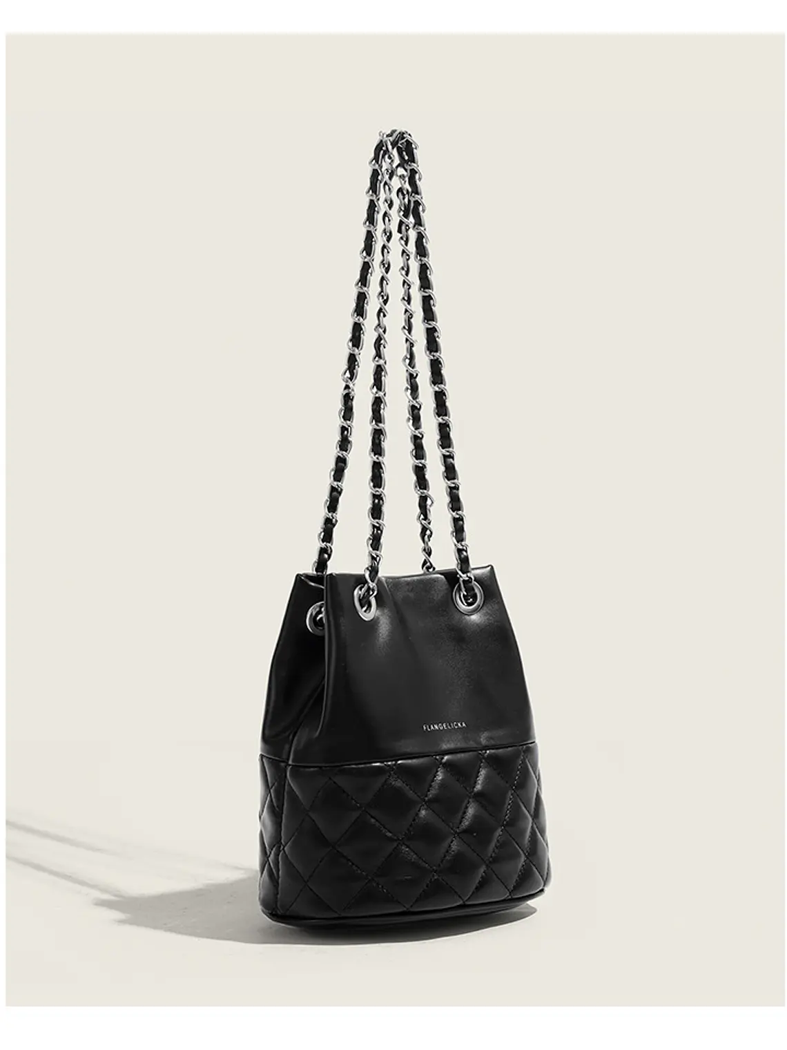 Bolso cubo acolchado rombo cadena plateada 1