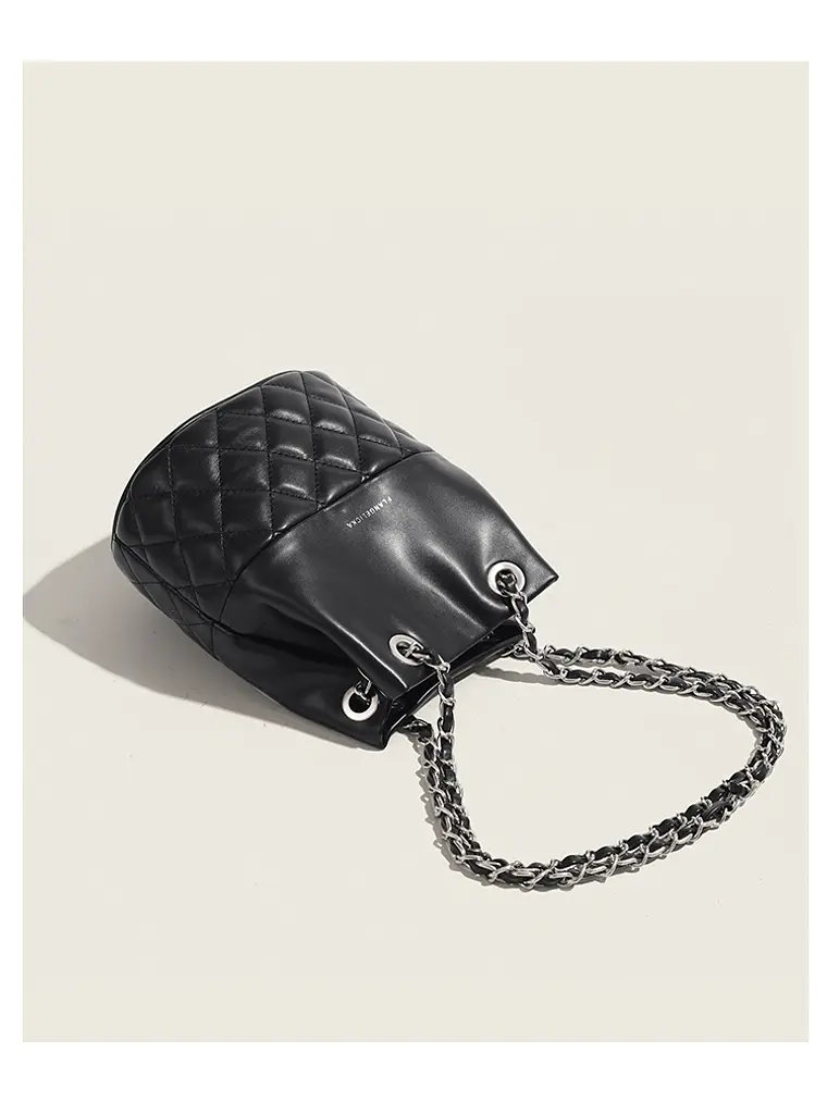 Bolso cubo acolchado rombo cadena plateada 3