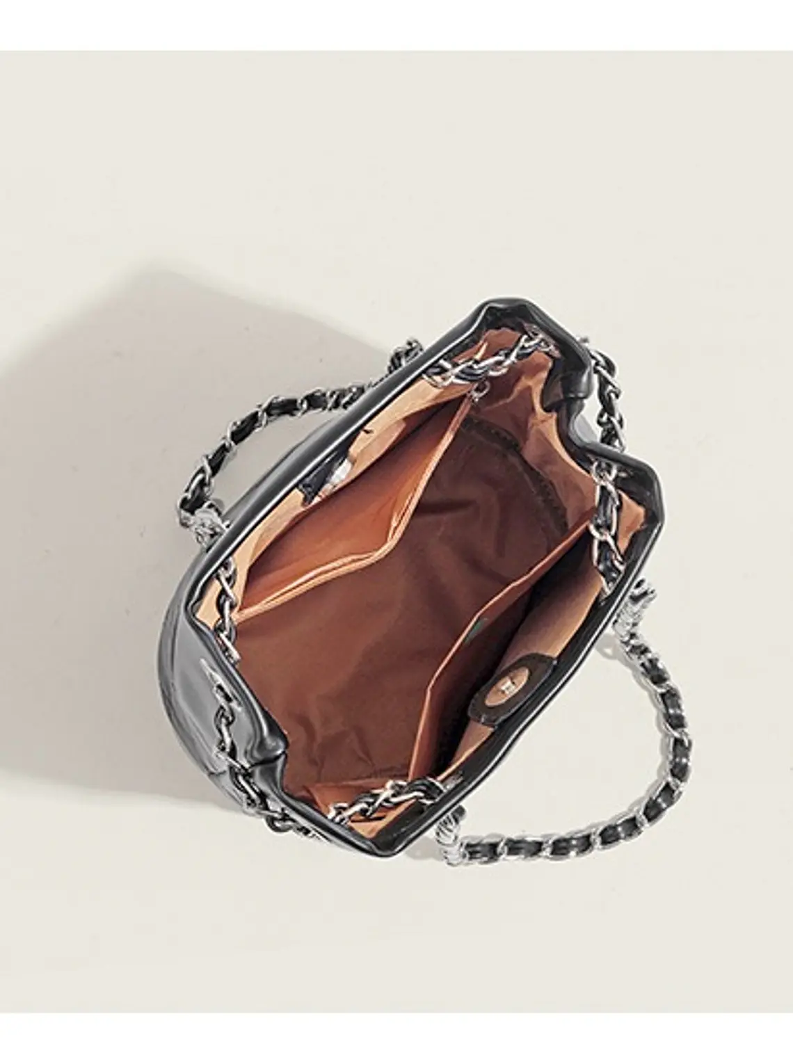 Bolso cubo acolchado rombo cadena plateada 4