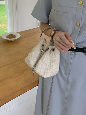 Bolso Cubo de Tela Fruncida con Asa de Cristal y Cadena Plateada