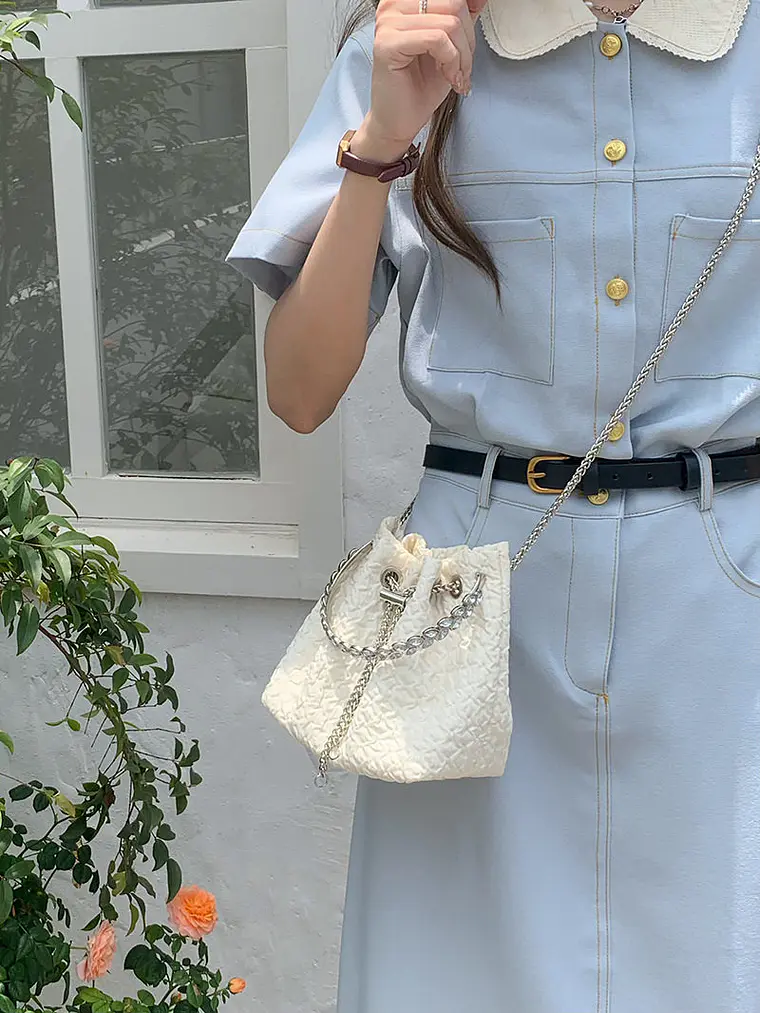 Bolso Cubo de Tela Fruncida con Asa de Cristal y Cadena Plateada 2