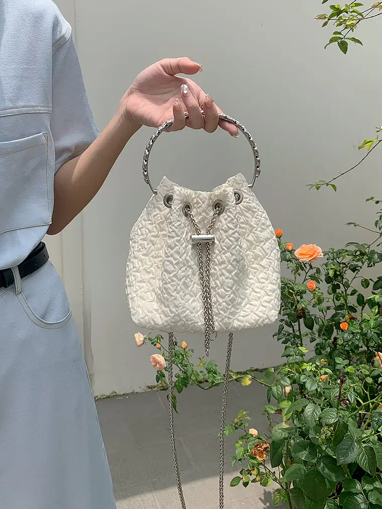 Bolso Cubo de Tela Fruncida con Asa de Cristal y Cadena Plateada 3