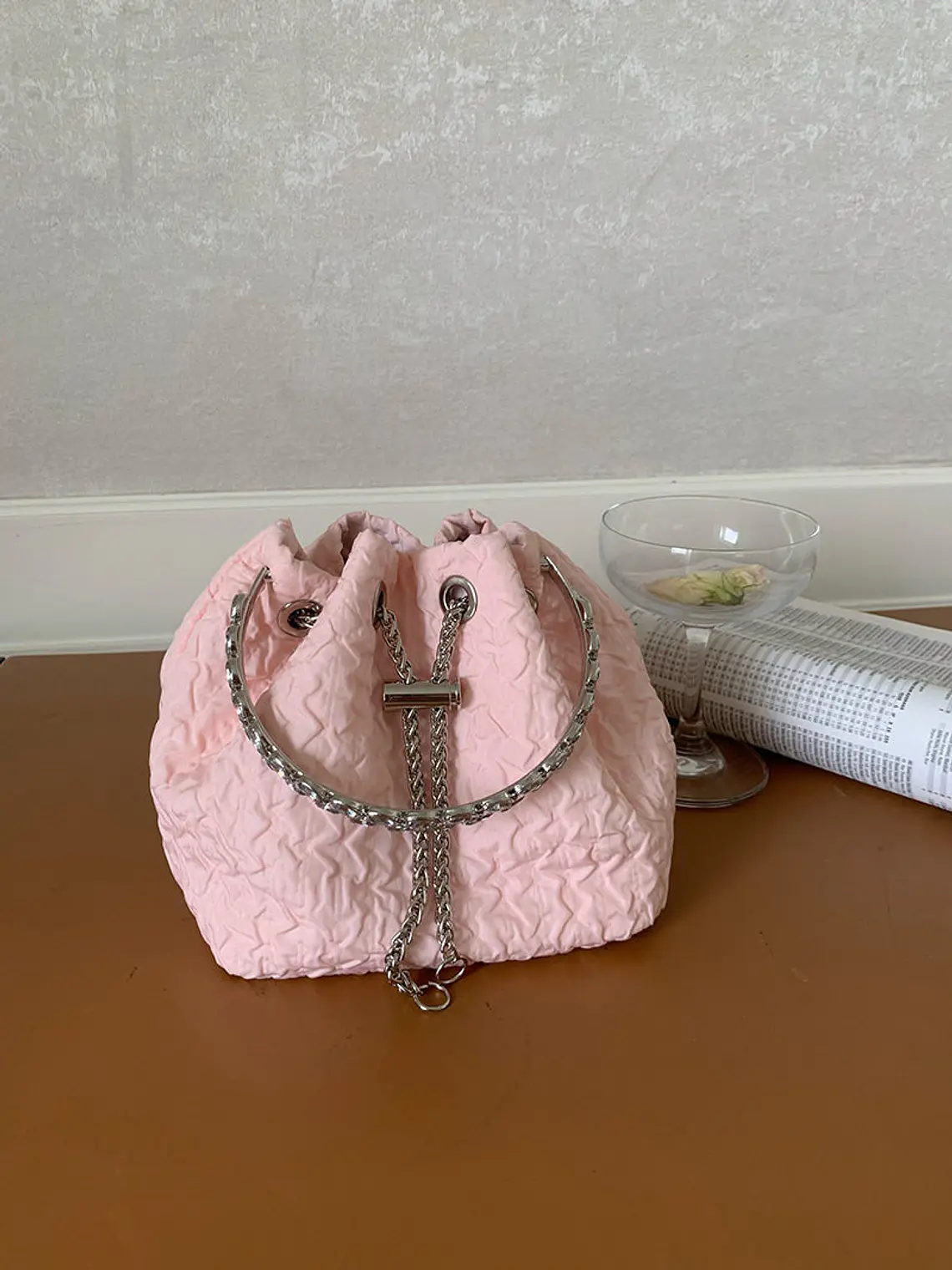 Bolso Cubo de Tela Fruncida con Asa de Cristal y Cadena Plateada 6